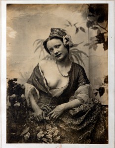 Moulin Félix-Jacques-Antoine, Etudes photographiques, Amélie, tirage sur papier salé d’après des négatifs sur verre au collodion, 21 x 15.3 cm. Bibliothèque nationale de France, département des Estampes et de la Photographie, © BnF. 