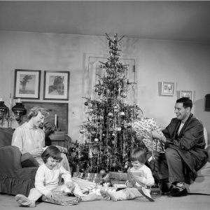 Une famille ouvre ses cadeaux, années 40-50