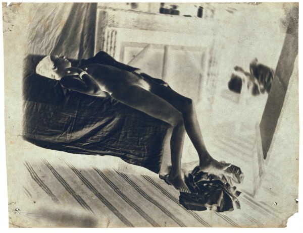 Charles Nègre, Nu allongé sur un lit dans l’atelier de l’artiste, vers 1850, Négatif inversé, 11,3 × 18,7 cm, Paris, musée d’Orsay. © RMN-GP (Musée d’Orsay) / Christian Jean.