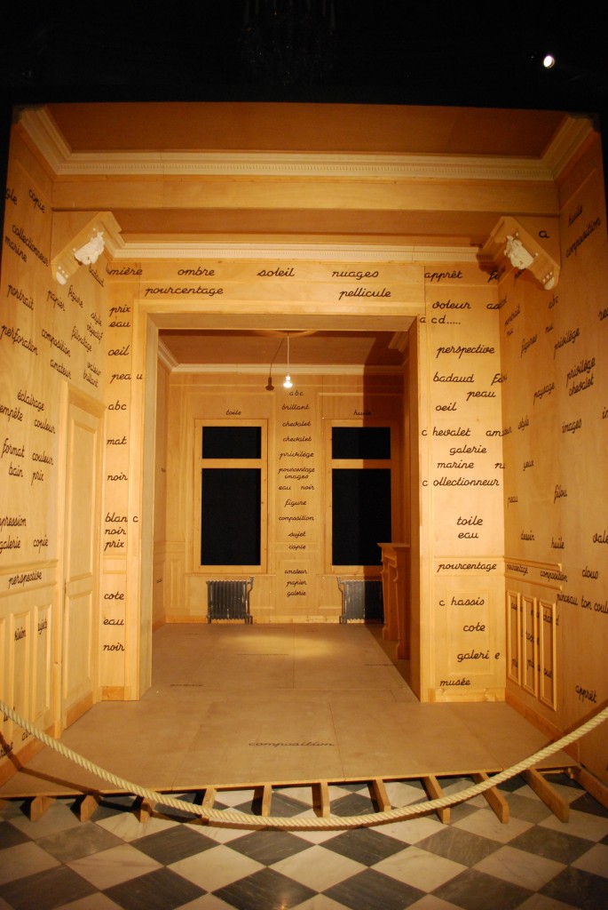 Salle Blanche (1975), Encre de chine sur bois, photographies, ampoule, 2 appliques  en plâtre. Collection Maria Gilissen/Musée national d’art moderne, Centre Georges Pompidou, Paris. Salle 4.