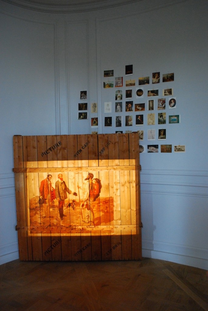 Projection sur caisse (1968), 50 diapositives de reproductions de peintures du  XIXème siècle, 21 cartes postales, caisse de transport Département des Aigles. Section XIXème – Salle 5.