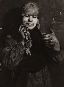 François Kollar, La trieuse reste coquette. Société des mines de Lens (Pas-deCalais), 1931-1934, épreuve gélatino-argentique d'époque, 18 x 24 cm, coll. Paris, Bibliothèque Forney, © François Kollar / Bibliothèque Forney / Roger-Viollet.