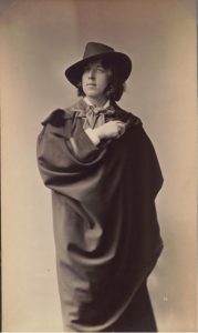 Photo : Napoleon Sarony, Portrait d’Oscar Wilde #26, 1882. © Bibliothèque du Congrès, Washington. 