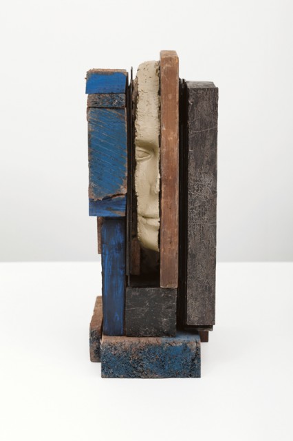 Mark Manders, Composition with blue, 2013, Bois, bois peint, peinture époxy, 23 x 33,5 x 13,5 cm. © Mark Manders 1986-2015 (http://www.markmanders.org/)