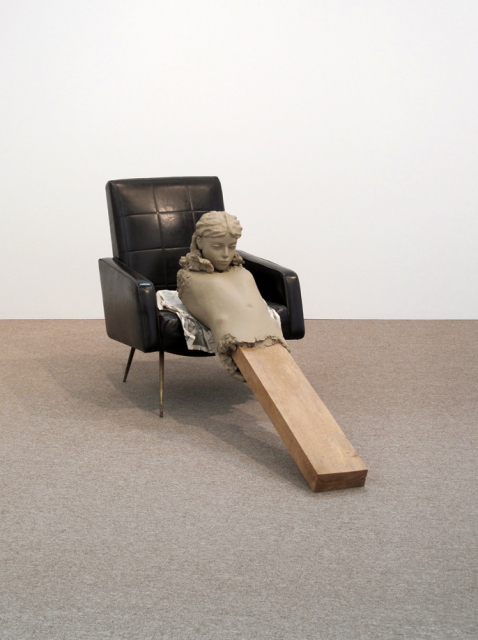 Mark Manders, Ramble room chair, 2010, Bois, peinture époxy, compensée imprimer sur du papier, et une chaise, 85 x 65 x 180 cm. © Mark Manders 1986-2015 (http://www.markmanders.org/)