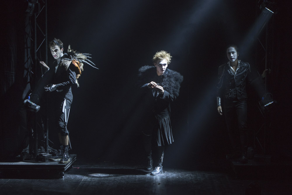 RICHARD III de Shakespeare - Mise en scène et scenographie Thomas Jolly -  avec :  Thomas Jolly (Richard III),  Nathan Bernat (le prince Edouard),  Francois-Xavier Phan (le duc de Buckingham)  - Costumes : Sylvette Dequest - Lumiere : Francois Maillot, Antoine Travert, Thomas Jolly  - Compagnie La Piccola Familia - - Theatre National de Bretagne - octobre 2015  - Odeon - Theatre de l'Europe - janvier 2016 © Brigitte Enguerand